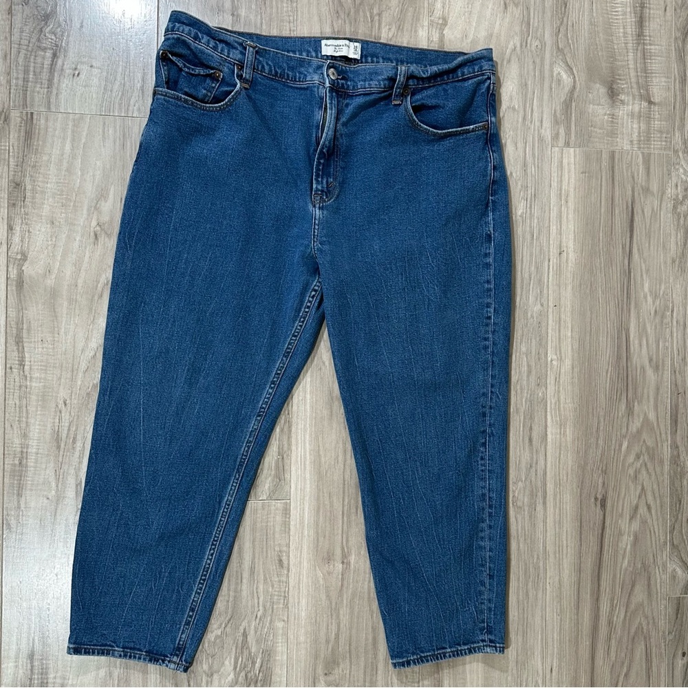 ABERCROMBIE & FITCH THE MOM HIGH RISE 5 Pocket Distressed Cropped Jeans 18S